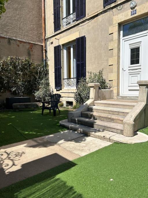 Tres Grand Appartement Ancien Avec Petit Jardin Nevers Exterior foto