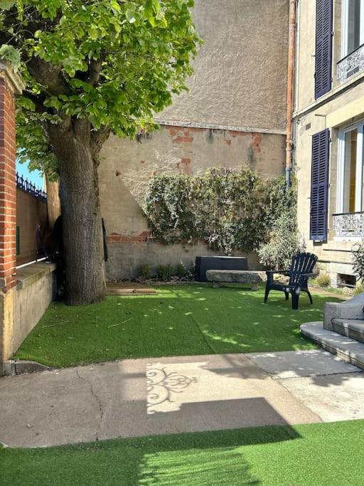 Tres Grand Appartement Ancien Avec Petit Jardin Nevers Exterior foto